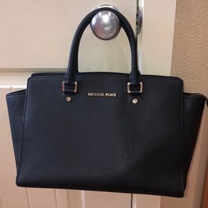 Micheal Kors purse